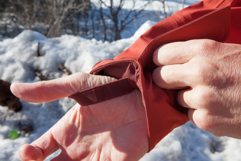 the north face fuseform brigandine 3l jacket - one of the many features on this jacket, these thumb loops help keep...