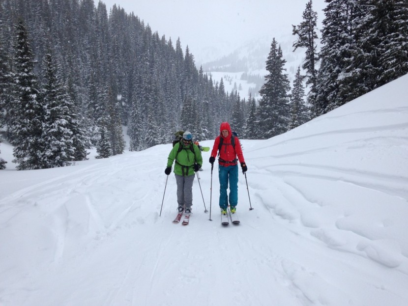 burton gore-tex gloves for women - here we test the breathability of the glove while hiking uphill...