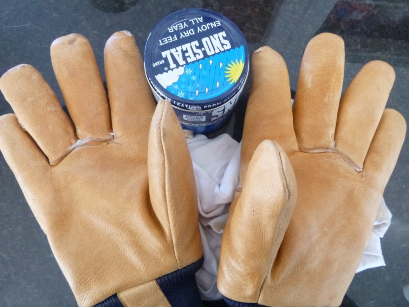 ski gloves womens - these leather gloves are cheap and offer durable performance...