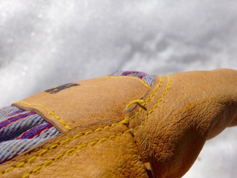 kinco pigskin leather - here we note a widely-spaced stitching pattern with a couple of...