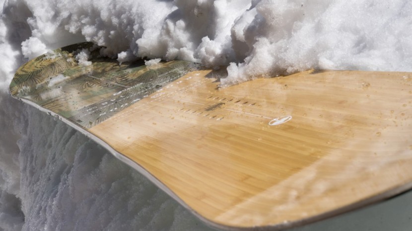 snowboard womens - the topsheet of the arbor swoon is made with premium natural bamboo.