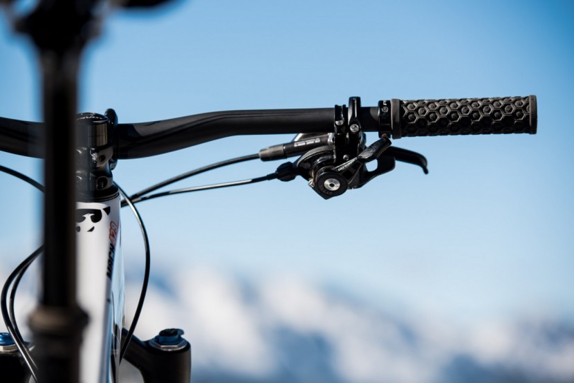 pivot mach 429 trail x01 eagle 2017 - have sram shifters and shimano brakes mounted side by side seems to...