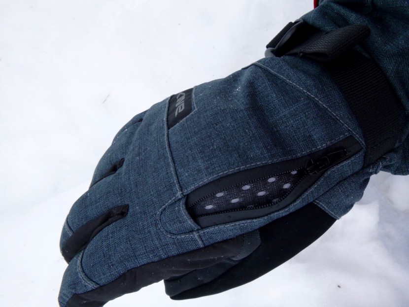 dakine titan - the titan has all the features and more that you'd expect in a ski...