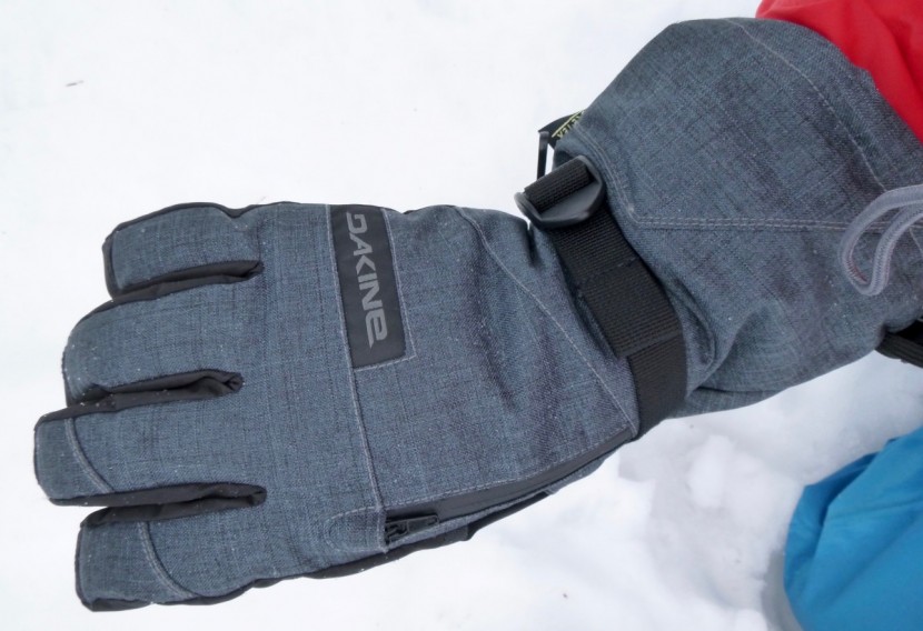 dakine titan - we liked the versatility that the included polyester touch screen...