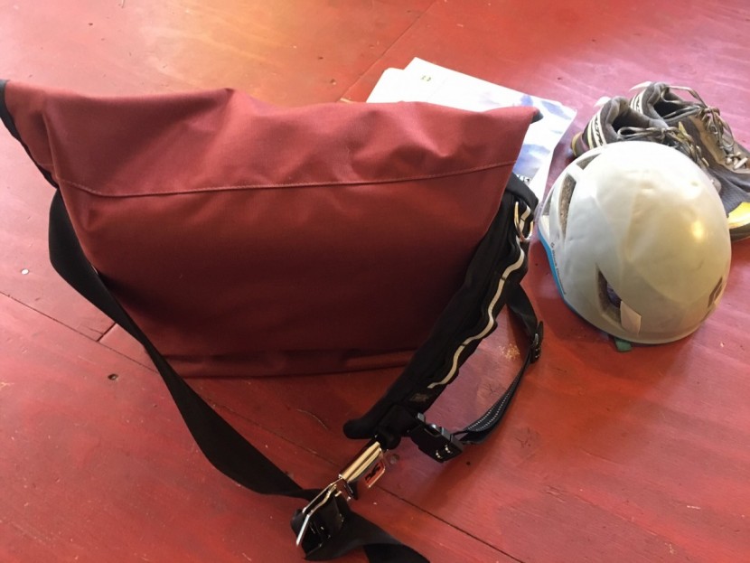 chrome mini metro - the mini metro messenger bag doesn't have padding on the backside...