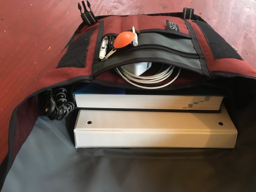 chrome mini metro - the metro has several useful pockets under the main flap.