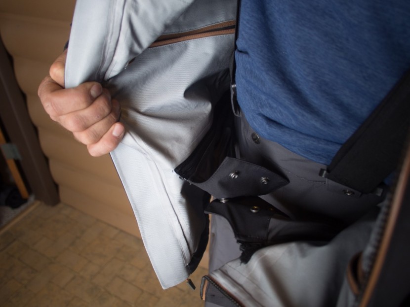 flylow gear quantum pro - the snapped powder skirt of the flylow quantum pro. it keeps out the...