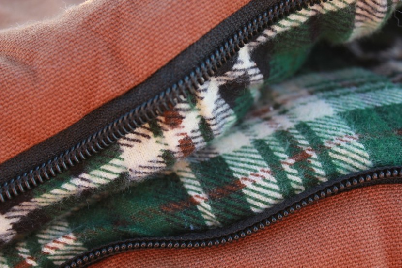 wenzel grande - this bag doesn't have a draft tube along the zipper, but the...