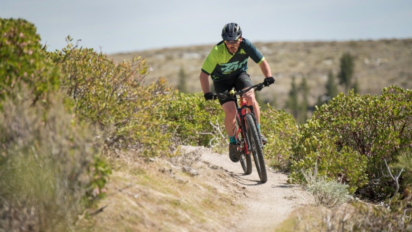 specialized camber comp 29 2017 - riders are set up right on top of the pedals with weight forward...