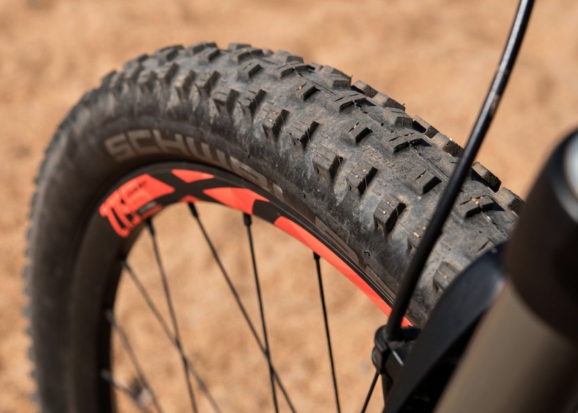 giant anthem 2 2017 - the schwalbe nobby nic front tire is a solid performer offering...