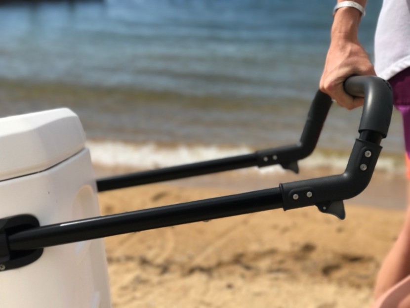 igloo glide pro 110qt - the telescoping, rigid handle balances weight well and makes the...