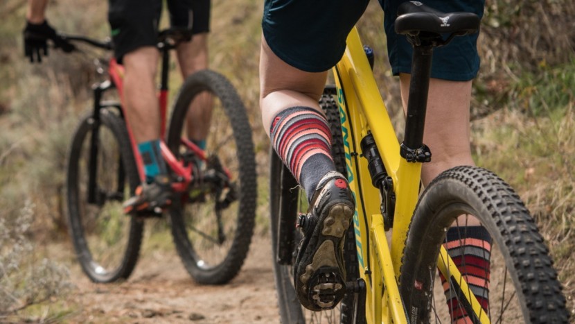 shimano m530 spd - a tester stomping on the shimano m530's.