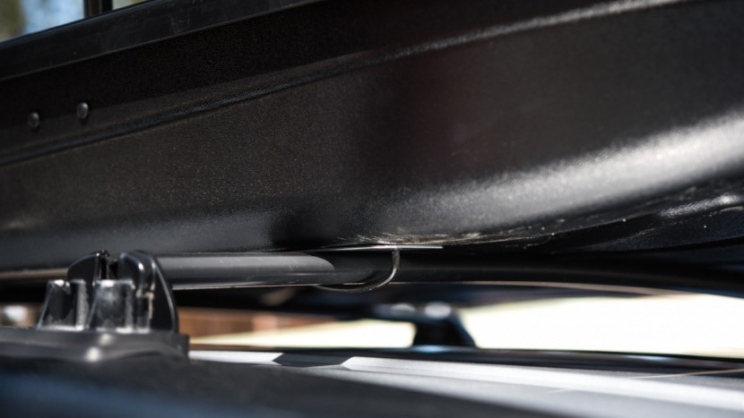 sportrack vista xl - the underside of the sportrack's u-bolt mounting system.
