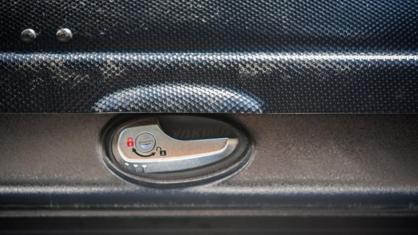 yakima skybox 16 carbonite - the handle of the skybox aligned properly, indicating secure latching