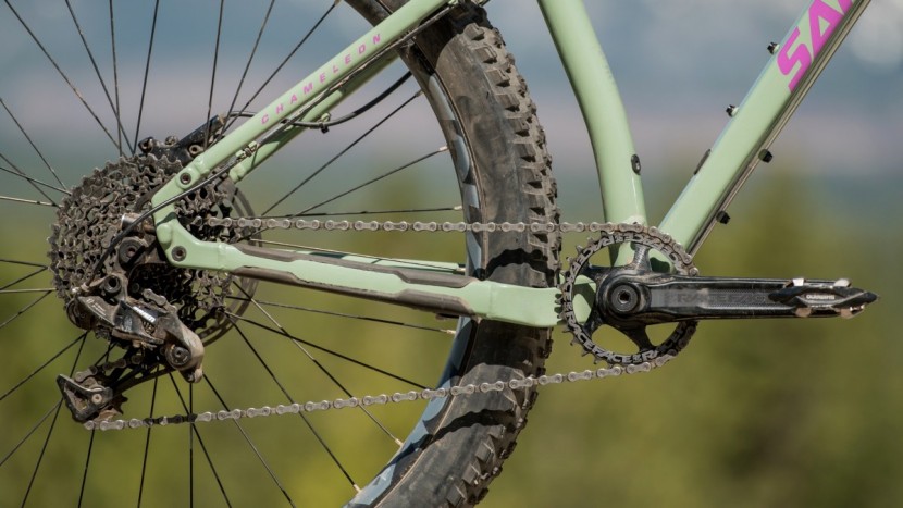santa cruz chameleon r1+ 2017 - the sram nx 1x11 drivetrain is effective and reliable.