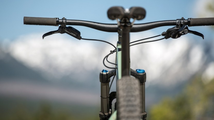 santa cruz chameleon r1+ 2017 - 35.0mm raceface bars and stems offer sharp and responsive steering.