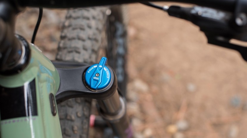 santa cruz chameleon r1+ 2017 - fox's grip damper is simple and effective.