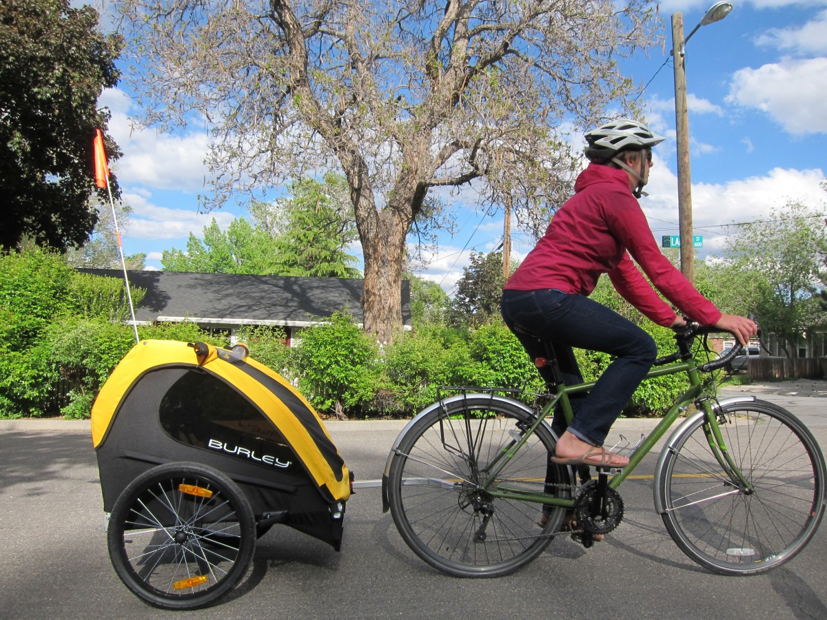 Best Bike Trailer Review (At just 20 pounds, the Burley Bee was the lightest trailer in our test group. That low weight and its aerodynamic...)