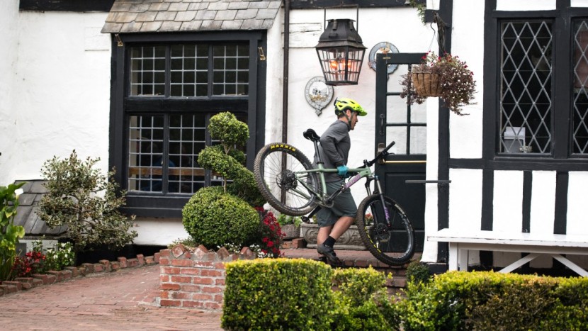 santa cruz chameleon r1+ 2017 - the chameleon is so fun that it too enjoys going for a post-ride beer.