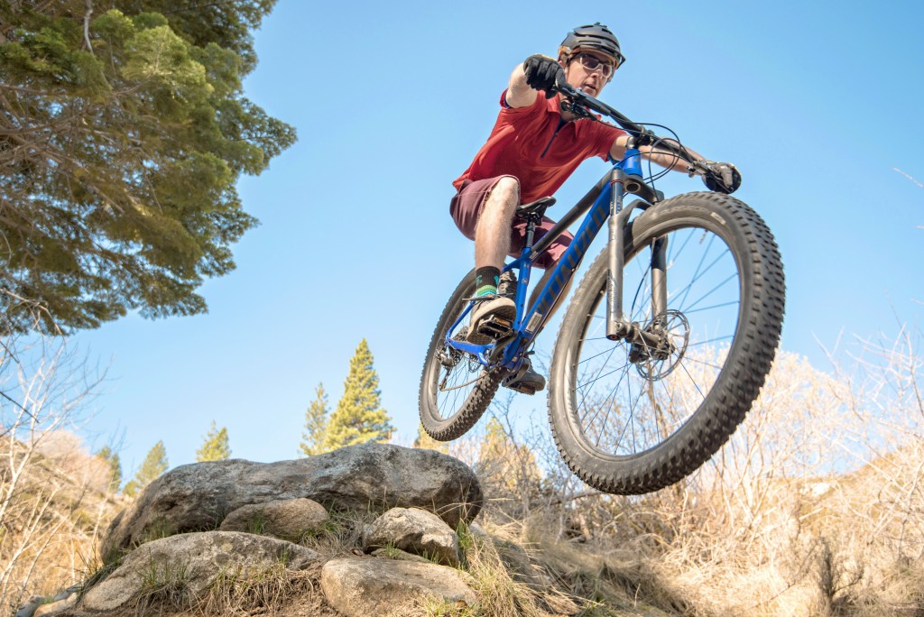 specialized fuse expert 6fattie 2017 - the fuse is more than comfortable charging down some rocks.