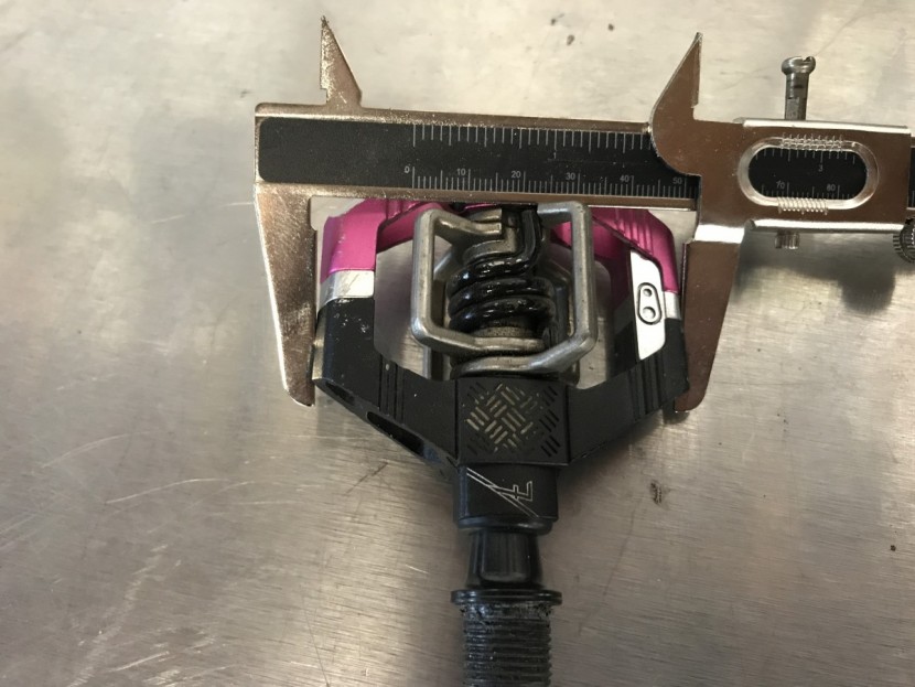 crankbrothers candy 7 - measuring the platform length on the candy 7.