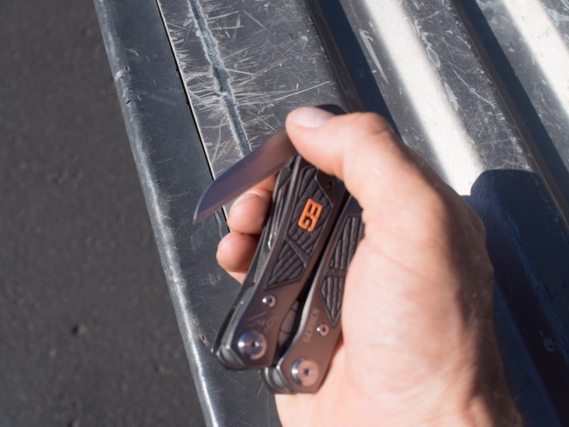 gerber bear grylls ultimate - both blades on the bg ultimate can be deployed with the right thumb...