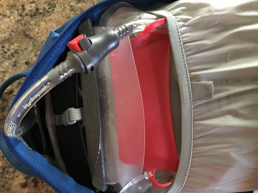 osprey syncro 10 - the inline quick disconnect fitting of the drinking tube.