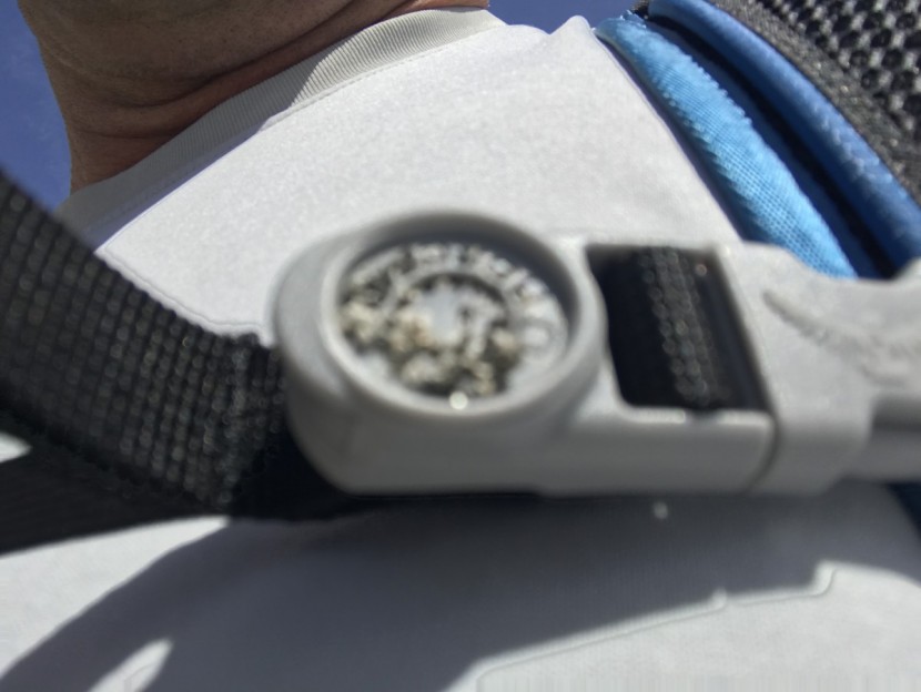 osprey syncro 10 - magnetism for drinking tube clips and for random rocks.