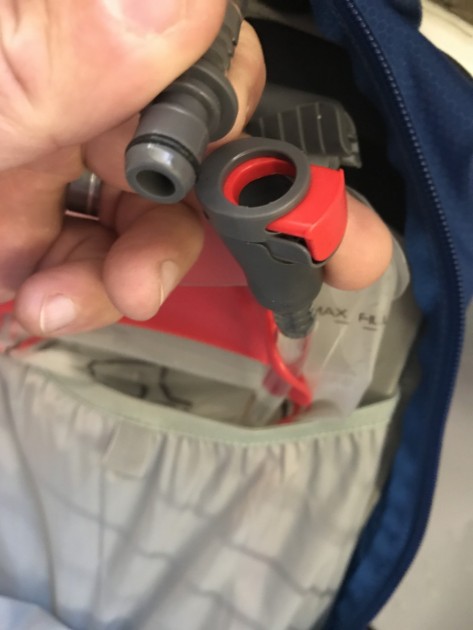 osprey syncro 10 - push the button of the quick disconnect fitting.