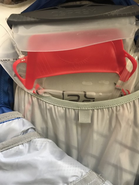 osprey syncro 10 - open the large compartment with the hydration sleeve.