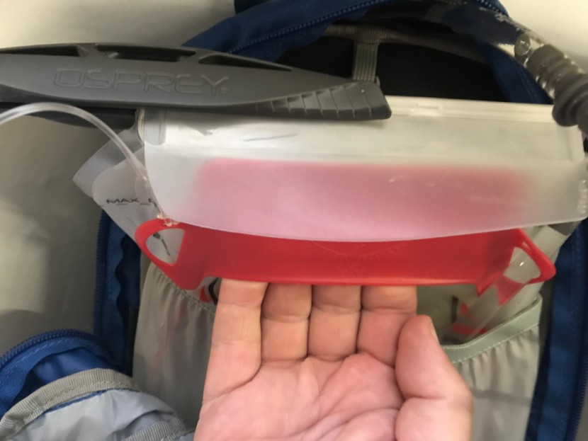 osprey syncro 10 - lift the bladder out of the hydration sleeve with the handle.