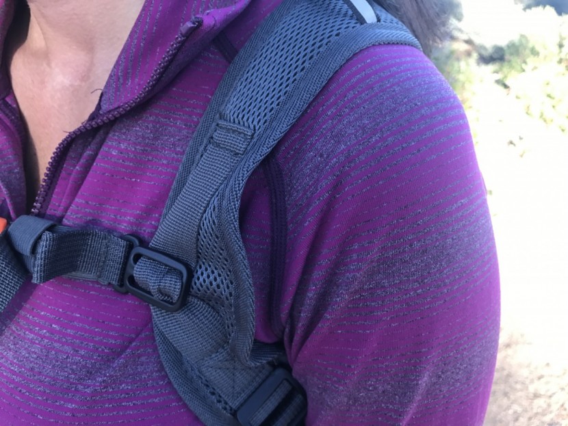 wacool 2l - the shoulder straps are not the most comfortable for smaller users.