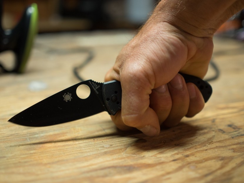 spyderco tenacious g-10 - in an average male adult hand, the spyderco more than fills the...