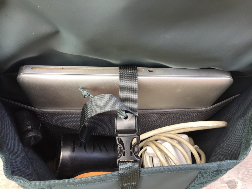 timbuk2 tandem - the internal pockets and securement straps of the timbuk2 tandem...