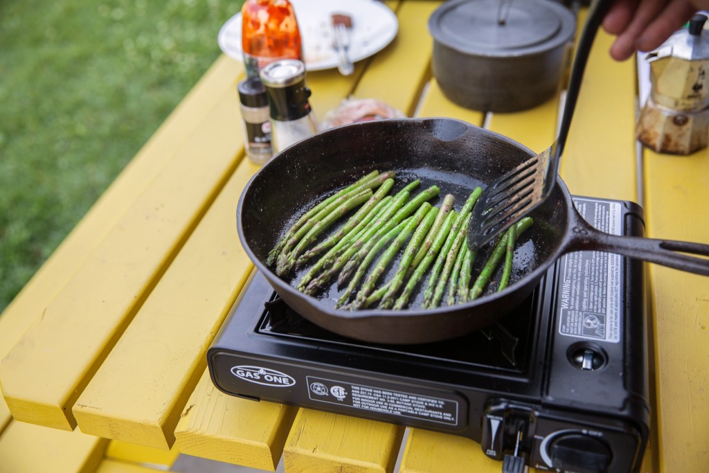 gas one gs-3000 - the cast-iron skillet weighs almost twice that of the stove...