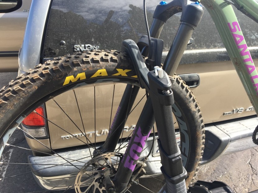 thule t2 pro xtr - the thule t2 pro xt has no problem grabbing big mtb knobbies.