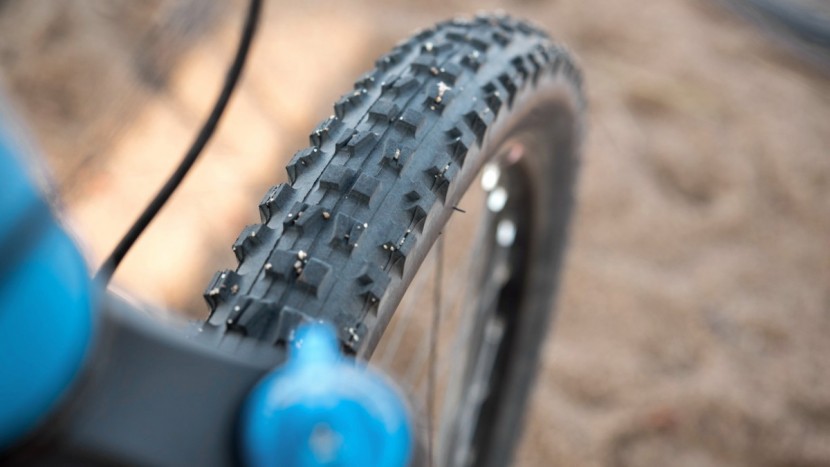 a 2.3-inch maxxis minion dhf up front.