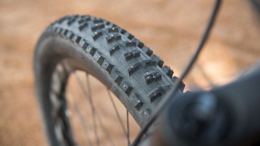 liv gives the pique sx a pair of maxxis highrollers, a 2.4-inch in...