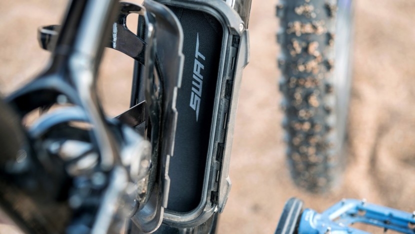 specialized women's camber comp carbon 650b 2018 - the swat storage system is undeniably useful.