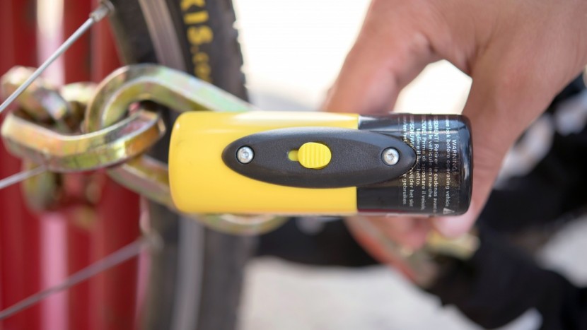 kryptonite new york fahgettaboudit chain and disc lock - use the sliding dust cover to prolong the integrity of the locking...