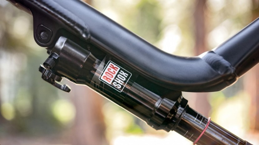 commencal meta am 4.2 essential - we would have liked to see the burlier rockshox super deluxe on this...