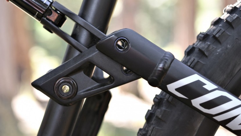 commencal meta am 4.2 essential - a look at the rocker link on the v4 suspension platform.