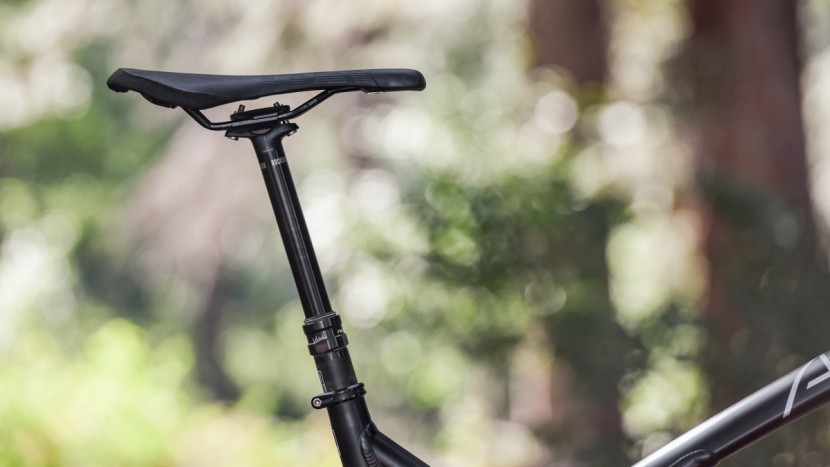 commencal meta am 4.2 essential - the rockshox reverb stealth functioned perfectly through testing.