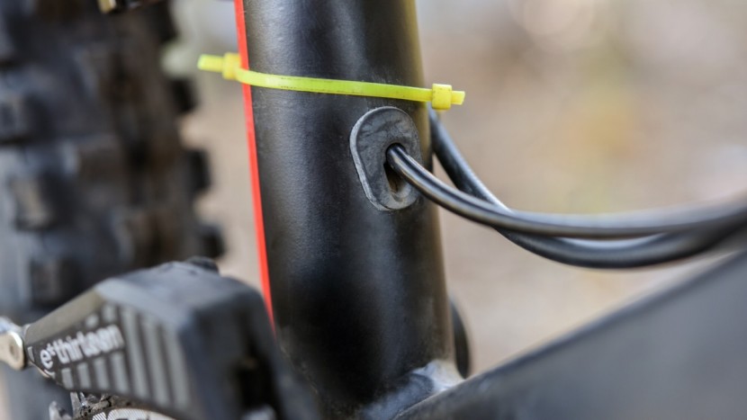 yt capra al comp 2017 - sharp bends in the dropper routing are detrimental to performance.
