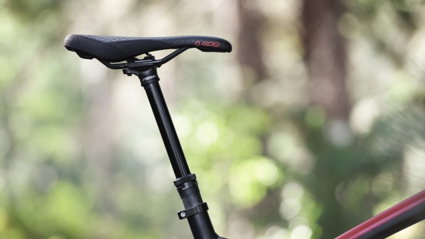 yt capra al comp 2017 - the e*thirteen trs+ dropper post is sensitive to its cable routing.