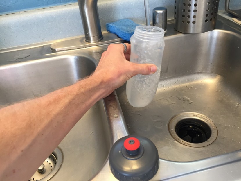 osprey talon 6 - the talon 6's water bottles are easy to fill up.