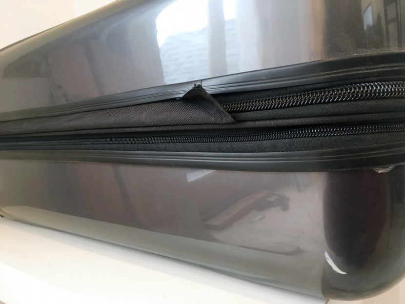 delsey helium titanium 25" - already showing signs of wear: a failing hinge and a hefty...