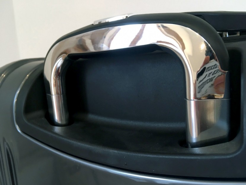 delsey helium titanium 25" - a sleek stanchion design. if only there was as much thought put into...