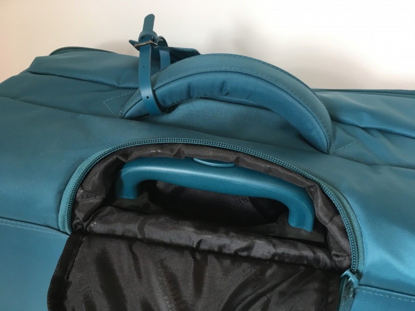 lipault paris original plume 26" - the collapsible hideaway handle that requires two hands to extend...