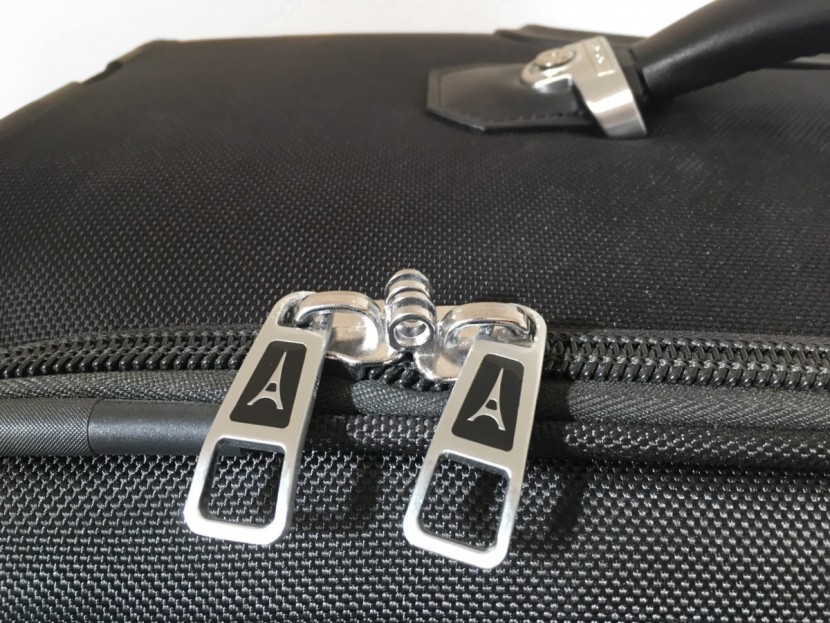 travelpro platinum magna 2 26" - heavy-duty yet stylish branded zipper pulls all around.